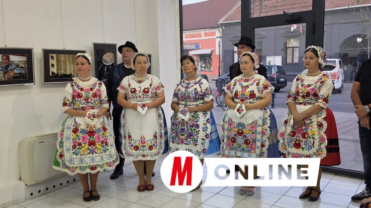 A Piros Rózsa Táncegyüttes Egyesület tagjai kalocsai népviseletben (Fotó: Paraczky László)