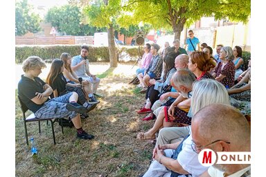 A postakertben zajlott a szombat délelőtti program, az írótábor záró napja (Fotó: Bajić Jenei Klementina)