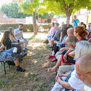 A postakertben zajlott a szombat délelőtti program, az írótábor záró napja (Fotó: Bajić Jenei Klementina)