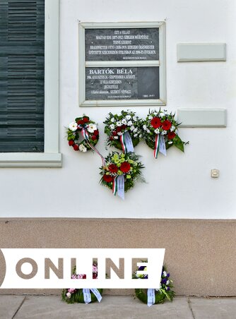 Az épületen lévő emléktáblánál koszorúztak (Fotó: Gergely Árpád felvétele)