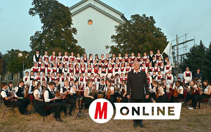 A templomkertben megtartott koncertnek különleges hangulata volt (Fotó: Ótos András felvétele)