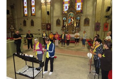 A zarándoklat résztvevői a közös ima és áldás után a moholi templomból indultak Doroszlóra (Csincsik Zsolt felvétele)