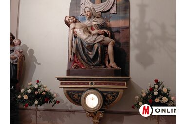 Szent Rozália ereklyéje a Fájdalmas Szűzanya-szobor alatt (Fúró Dénes felvétele)