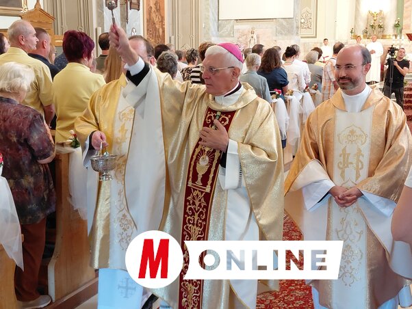 Msgr. Santo Rocco Gangemi apostoli nuncius megáldja a híveket