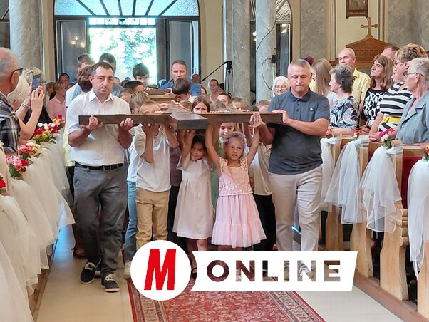 A gyermekek is kivették részüket a missziós kereszt bevonulásából