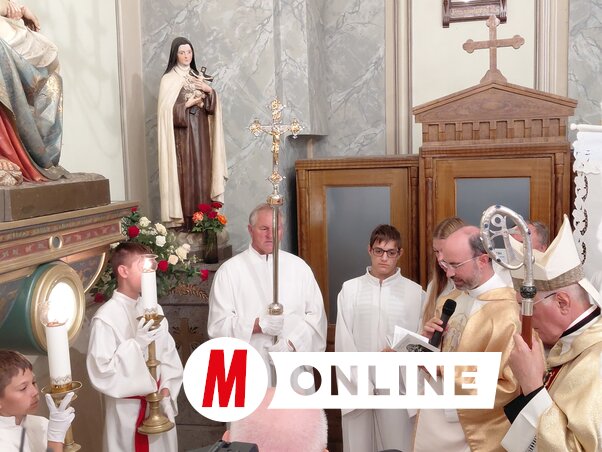Szent Rozália ereklyéjének ünnepélyes elhelyezése a Fájdalmas Szűzanya-szobor alatt