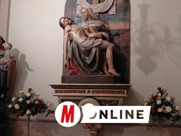 Szent Rozália ereklyéje a Fájdalmas Szűzanya-szobor alatt