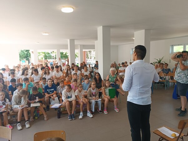 Éneklő Kisújszállás ünnepség a táborozó gyermekek, és a népdalt, a népi kultúrát kedvelő kisújszállásiak részvételével