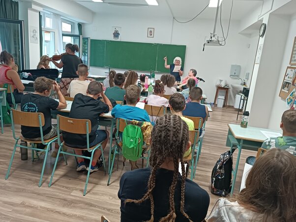 Énektanulás Szilágyiné Horváth Henriette vezetésével
