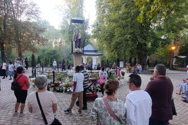 A hívek tömegesen járultak a felújított Szűz Mária-szoborhoz (Fotó: L. Móger Tímea)