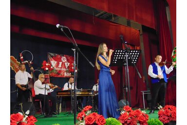 A Megfordítom a kocsim rúdját című nótát, a rendezvény bevezető zenéjét Vitkay Kucsera Ágota, Vitkay Gyula dédunokája énekelte / Fotó: Vidács Hajnalka