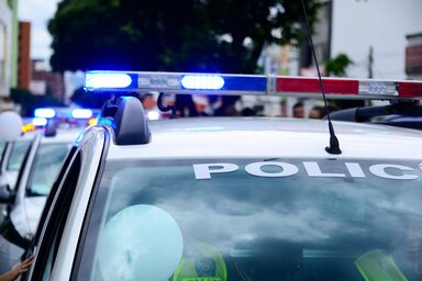 A gyermek édesanyjával haladt a járdán, amikor a nemrég felszerelt kapu rázuhant (Fotó: pixabay.com)