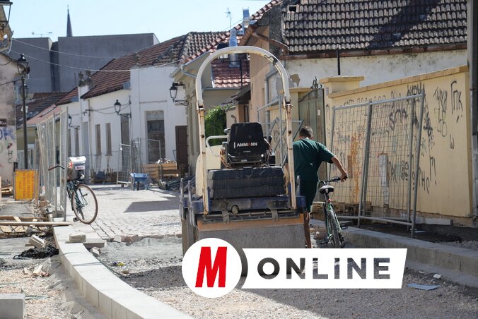 A városnegyedben még tartanak a felújítási munkálatok, a projekt az ütemtervvel összhangban zajlik, és a helyi sajtóbeszámolók szerint végső fázisába érkezett. Több száz családi ház homlokzatának felújításáról van szó, köztük nagyon régi építményeké is, mintegy 20 hektáron, 12 utcában. A munka legnagyobb részét tehát elvégezték már, a lakónegyed három új közteret kap/kapott, és a tervezők szerint Újvidék büszkeségeként beszélhetünk róla a jövőben (Fotó: Dávid Csilla felvétele)