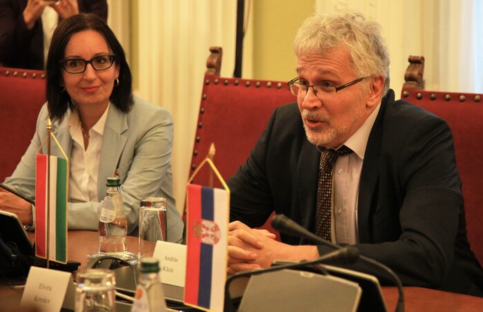 Domonkos-Gyüge Réka, Magyarország belgrádi nagykövetségének ideiglenes ügyvivője és Klein András, Magyarország külügyminisztériumának nyugat-balkáni különmegbízottja (Fotó: Parlament.rs)