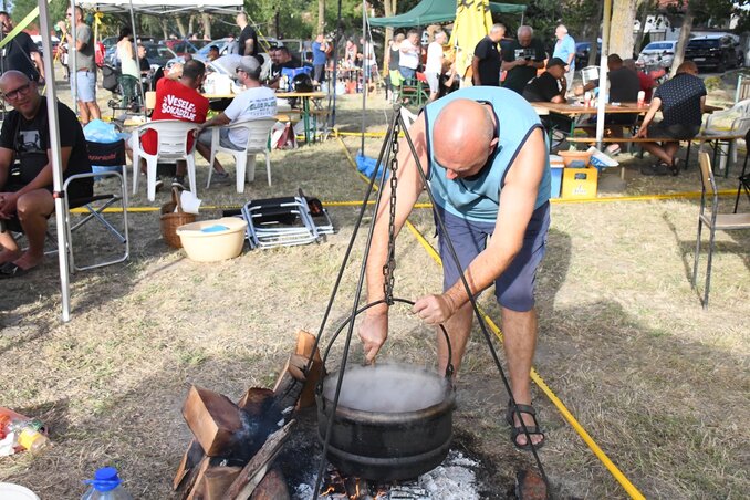 Negyvenöt bográcsban főtt a birkapörkölt