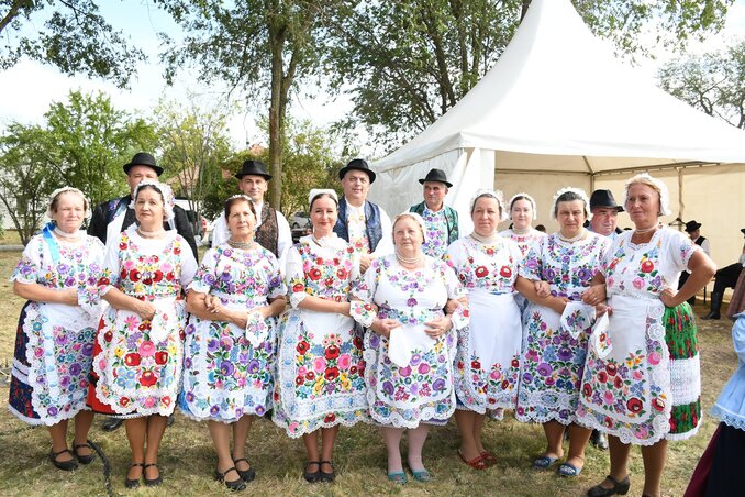 A kalocsai Piros Rózsa néptáncegyüttes fellépés előtt