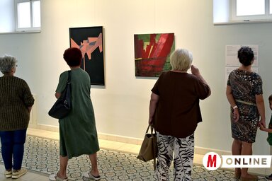 A kiállítás több darabján megjelenik a gesztenyefalevél-motívum, de helyet kaptak ennél elvontabb alkotások is (Gergely Árpád felvétele)