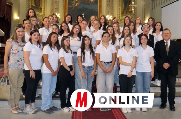A kollégisták nevelőikkel (Kecskés István felvétele)