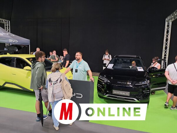 Az EV Days rendezvényen számos, elektromos autókat (is) gyártó cég mutatta be modelljeit, a különkategóriás szuperautókon kívül mindegyikbe beülhettek a látogatók. Kipróbálhatták, beleszagolhattak, a legnagyobb sürgés-forgás egyértelműen a kínai modellek körül, mindenekelőtt a BYD standján volt tapasztalható (Fotó: Szeli Balázs felvétele)