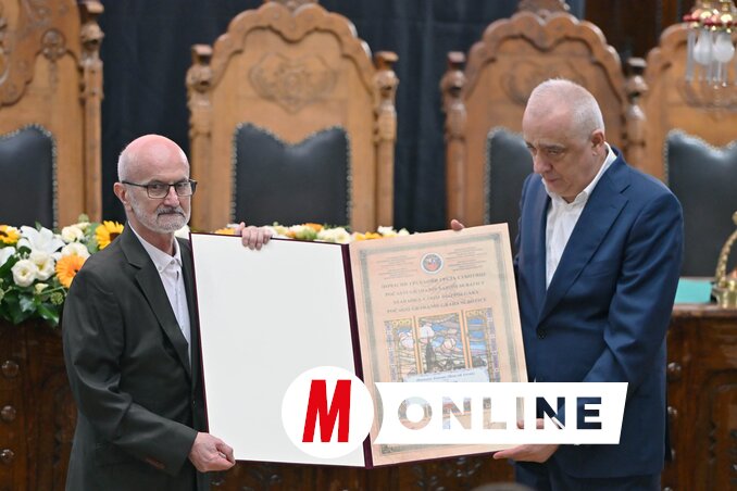 Az elismerést Stevan Bakićtól, Szabadka polgármesterétől vehette át (Molnár Edvárd felvétele)