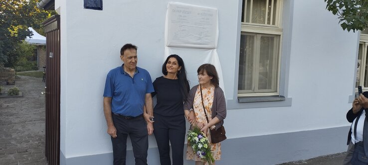 Varga Izabella színésznő dr. Pap József versét szavalta az emléktábla avatása előtt