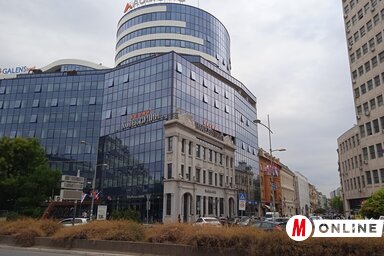 A 2020-ban megnyitott Pupin szálloda a valamikori Kommunális Bank épületének helyén van, homlokzata a bank épületét teljességében „megismétli” (Fotó: Szeli Balázs)