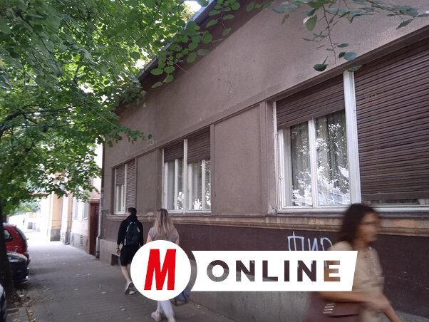 A Trandafil téren lévő házat jóval a világháború után építették, valószínűleg a ’60-as években, a műemlékvédelmi szabályrendszer elkerüli ugyan, ellenben a tőszomszédságában lévő, többemeletes házakat és a jövőbeni építkezés közelében, pontosabban mögötte lévő Szent Miklós-templomot már nem (Fotó: Szeli Balázs felvétele)
