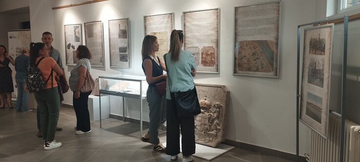 A tárlat középpontjában Zenta egykori Szent István-templomainak története áll