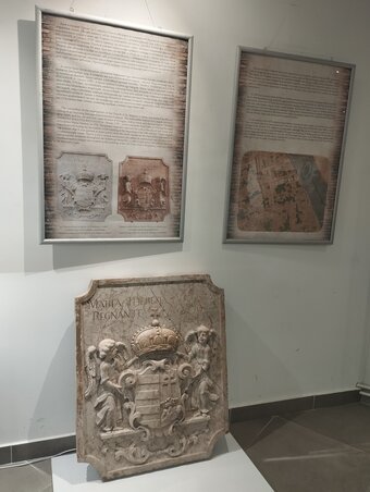 Az 1770-ből származó, Mária Terézia korabeli emléktábla, amely egykor a Szent István-templomhoz tartozott