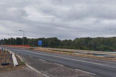 A Törökbecsénél található Tisza-gát összeköti a folyó két partját, Bácskát és Bánátot (Fotó: Kancsár Izabella)