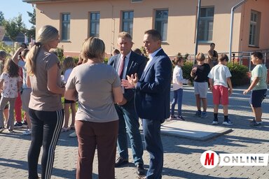 A látogatás során Ótott Róbert tartományi oktatási titkár a kísérőpedagógusokkal is beszélgetett (Fotó: Kancsár Izabella)