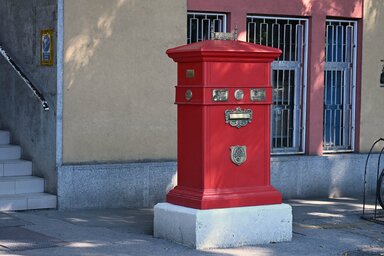 A szabadkai 2-es posta piros postaládája régi fényében / Fotó: Molnár Edvárd