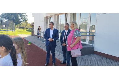 A tartományi oktatási titkár a kísérőpedagógusokkal is beszélgetett a bocsári Hertelendy–Bajić Kreatív Központban/Fotó: Kancsár Izabella