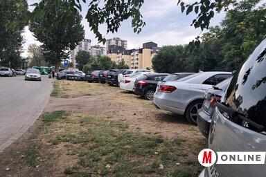 A rendszer csak a megfizettetés alá eső parkolóhelyeket ellenőrzi, a zöldterületeket (egyelőre) nem (Fotó: Szeli Balázs felvétele)