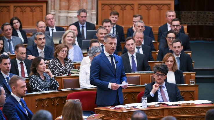 Magyar Péter miniszterelnök a parlamentben (MTI/Bruzák Noémi)