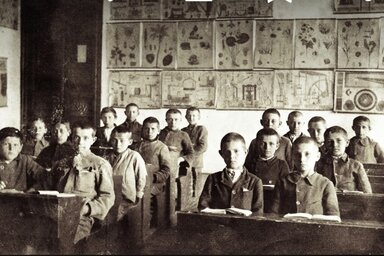 = Gyermekek padsorban, 1902-ben