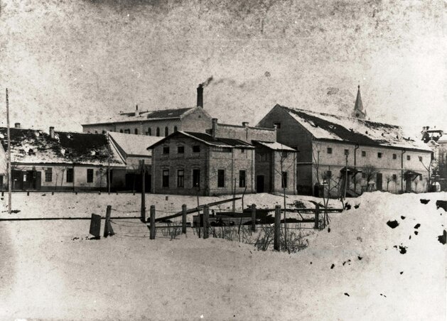 Oldal János édesapjának ma is létező fényképész-műterme a Béga partján (1895)