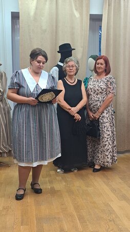 Kovács Nádi Karolina megnyitja a kiállítást/fotó: Verona Vujinović Facebook-oldala