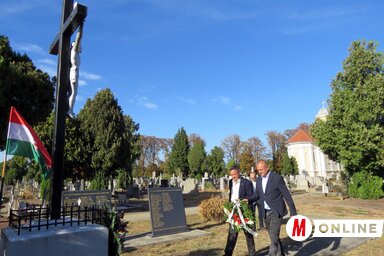 A VMSZ koszorúját Palatinus Ervin, a nagybecskereki városi tanács tagja és Juhász Attila mezőgazdasági államtitkár helyezte el (Fotó: Kecskés István)
