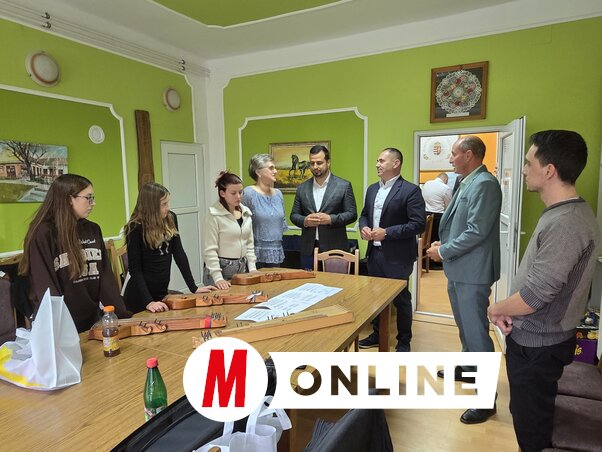 A Ludas Közösségfejlesztő Egyesület citera szakkörének előadását is meghallgatta a VMSZ küldöttsége (Bartus Bella felvétele)