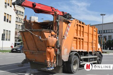 A városi köztisztasági közvállalat kamionjai a nap 24 órájában köröznek a városban, és rendszeresen ürítik a konténereket (Fotó: Dávid Csilla)
