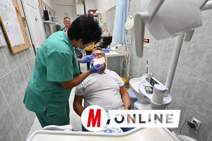 Dr. Juhász Bálint átesett egy fogorvosi vizsgálaton, a szájhigiéné és a fogak rendben vannak. – Az 5-ös fog a legjobb – üzeni olvasóinknak (Ótos András felvétele)