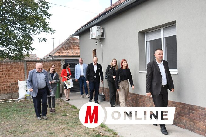 Papacsek Gabriella az otthonában látta vendégül a VMSZ tagjait (Paraczky László felvétele)