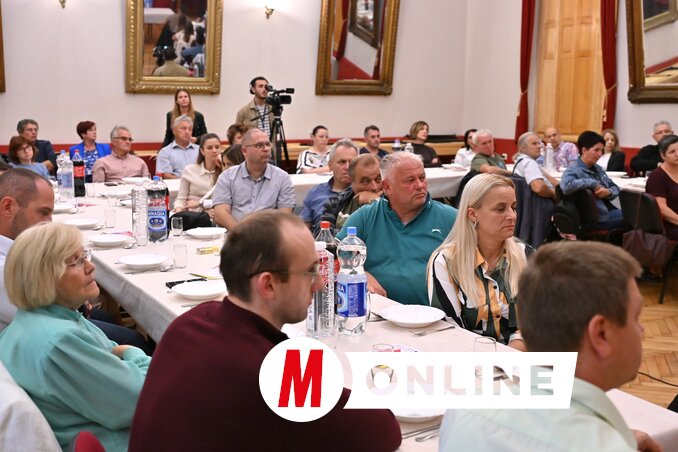 Lakossági fórum a zombori Magyar Polgári Kaszinóban (Molnár Edvárd felvétele)
