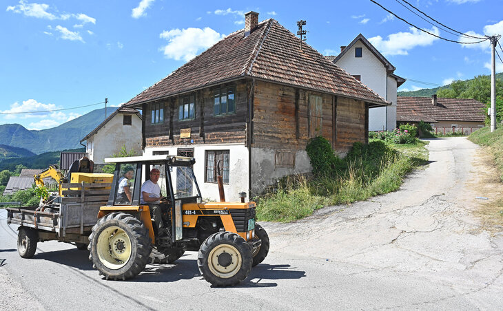 Traktorral a hegyek között