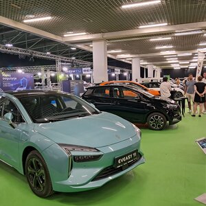 Az Eveasy Yi kínai fejlesztésű, teljesen elektromos kompakt szedán megtévesztő, mert több különböző márkanév alatt is árulják (Fotó: Szeli Balázs)