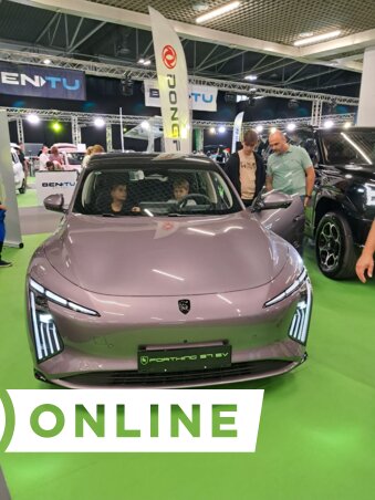 A Dongfeng Forthing kínai gyártó évente nagyjából 300.000 személyautót dob piacra, többségüket villanymotorral szerelve. A Forthing állítólag széljárást, lendületes haladást jelent a nyelvükön  (Fotó: Szeli Balázs)