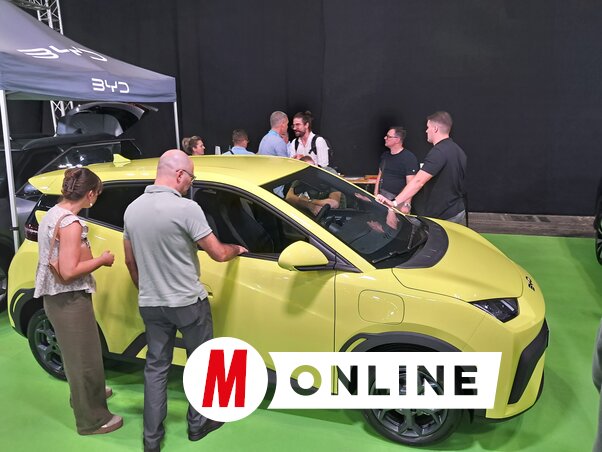 Az EV Days rendezvényen számos, elektromos autókat (is) gyártó cég bemutatta modelljeit, a különkategóriás, szuperautókon kívül mindegyikbe beülhettek az érdeklődők. Kipróbálhatták, beleszagolhattak, a legnagyobb sürgés-forgás egyértelműen a kínai modellek körül, mindenekelőtt a BYD standján volt tapasztalható  (Fotó: Szeli Balázs)