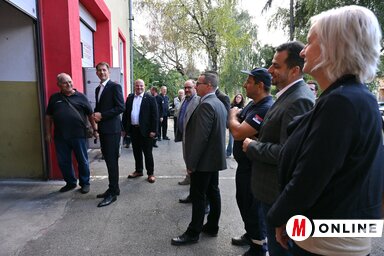 A látogatás során a küldöttség helyben is megtekintette a tűzoltók által használt eszközöket és tűzoltóautókat (Fotó: Molnár Edvárd felvétele)