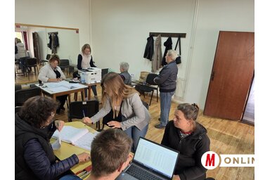 Óbecsén a Petőfi Sándor Magyar Kultúrkörben gyűjtik a támogatói aláírásokat/Kancsár Izabella felvétele